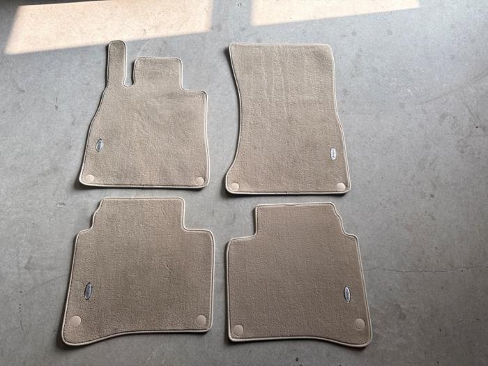 Matten Set van een Mercedes S-Klasse, Auto-onderdelen, Interieur en Bekleding, Mercedes-Benz, Gebruikt, 3 maanden garantie, Ophalen of Verzenden