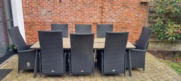 Tuintafel met 8 stoelen beschikbaar voor biedingen