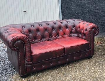 Magnifique canapé/chaise Chesterfield 2 places en rouge sang disponible aux enchères