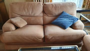 Zachte comfortabele zetels in nubuck beschikbaar voor biedingen