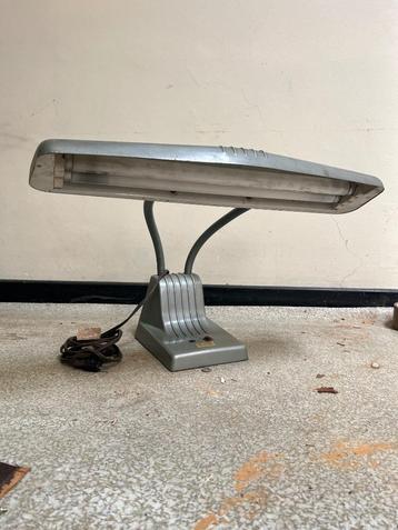 Bureau lamp beschikbaar voor biedingen