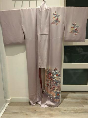 Kimono Japonais Lilas avec Motifs Floraux Soie Élégante  beschikbaar voor biedingen