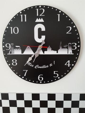 Horloge personnalisée typique de Charleroi. 30/30 cm disponible aux enchères