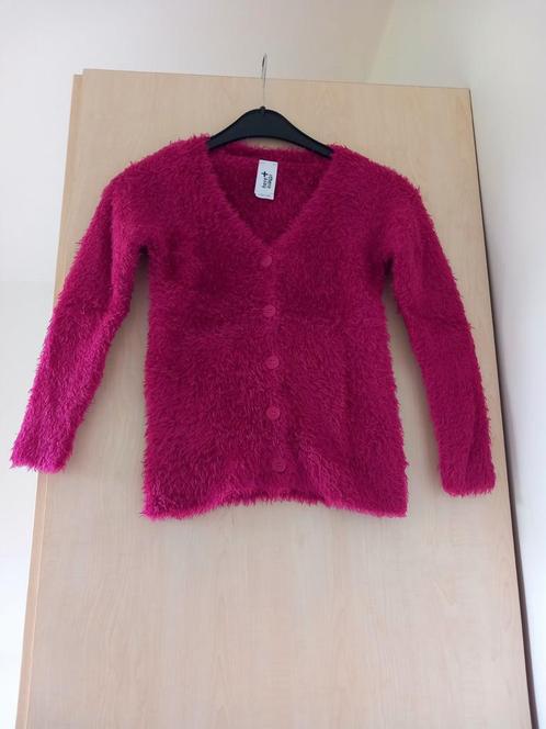 Donkerroze pluizige vest met knopen maat 122/128, als nieuw, Enfants & Bébés, Vêtements enfant | Taille 122, Comme neuf, Fille