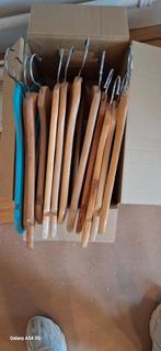 12 cintres en bois, Ophalen, Hout