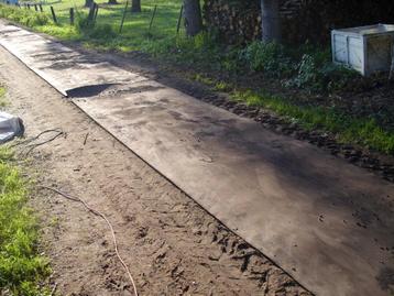 slijk beu/rubbermatten leggen, Mise à l'étable