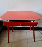 Vintage rood tafeltje, Huis en Inrichting, Tafels | Bijzettafels, Gebruikt, 55 tot 75 cm, Rechthoekig, Hout