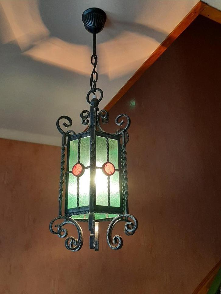 Zware smeedijzeren Gothic hanglamp jaren 60 groen glas, Huis en Inrichting, Lampen | Kroonluchters, Gebruikt, Glas, Metaal, Ophalen