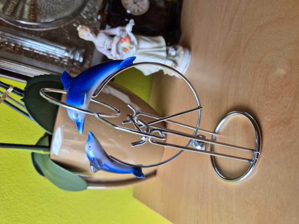 Decoratieve kinetic metalen beeld met porceleinen dolfijnen, Ophalen of Verzenden, Zo goed als nieuw
