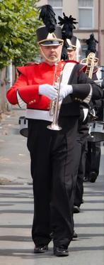 Kostuums en Sjakos + pluimen van Showkorps, Ophalen