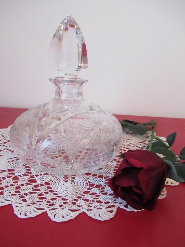 parfumfles-kristal-gefacetteerd bloemmotief-VINTAGE, Antiek en Kunst, Antiek | Glaswerk en Kristal, Ophalen of Verzenden