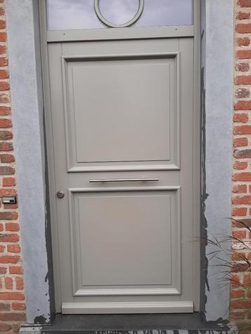 Voordeur in hout beschikbaar voor biedingen