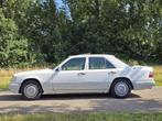 Mercedes E200 W124 benzine schuifdak, Auto's, Oldtimers, Voorwielaandrijving, 4 deurs, Stof, Radio