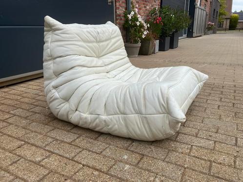100% authentieke Ligne Roset Togo 1zit , Off-white leder ‘87, Huis en Inrichting, Zetels | Voetbanken en poefs, Ophalen of Verzenden