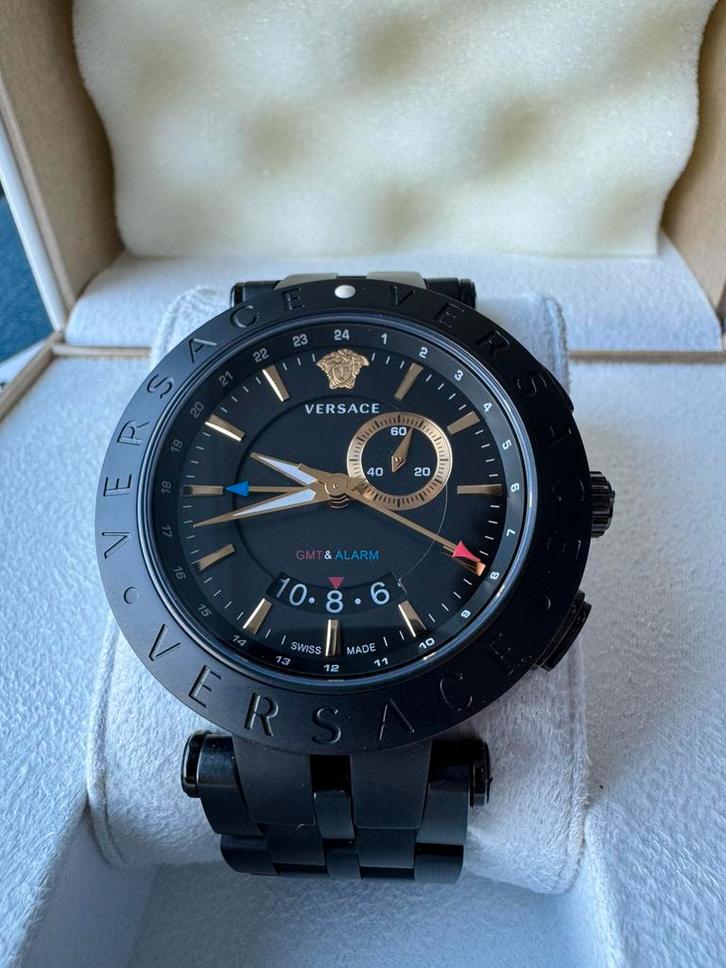 Montre VERSACE V-Race GMT Alarm Swiss Made full set box, Bijoux, Sacs & Beauté, Montres | Femmes, Comme neuf, Enlèvement ou Envoi