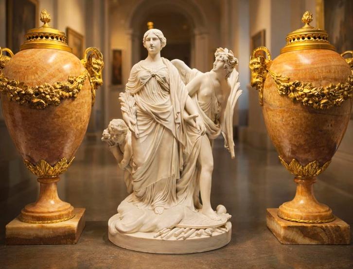 ancien d'urnes en marbre massif, applications en bronze doré, Antiquités & Art, Antiquités | Accessoires de maison, Enlèvement