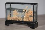 Glazen expo kistje met kurksnijwerk , China souvenir, Ophalen of Verzenden, Zo goed als nieuw