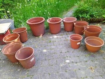 Lot van bloempotten pvc en steen beschikbaar voor biedingen