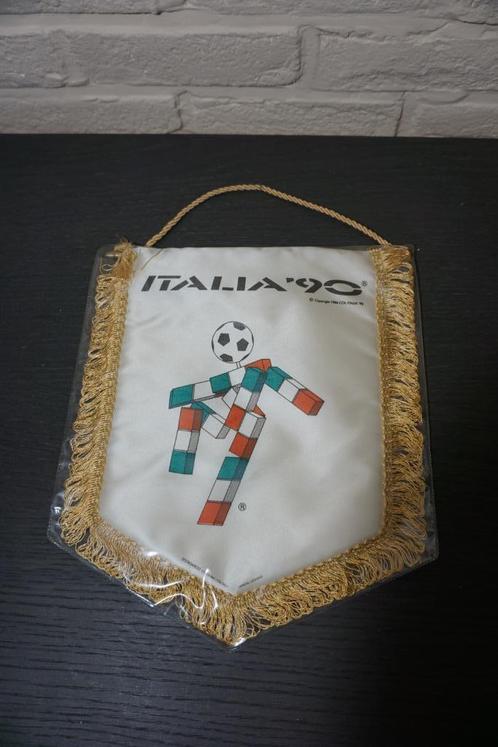 voetbal wimpel fifa world cup italie 1990 - 27 cm x 23 cm, Verzamelen, Sportartikelen en Voetbal, Zo goed als nieuw, Vaantje of Sjaal