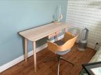 Bureau scandinave avec chaise et lampe