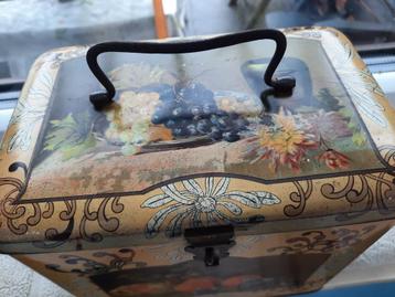 Schitterende antieke ijzeren kist of mand beschikbaar voor biedingen