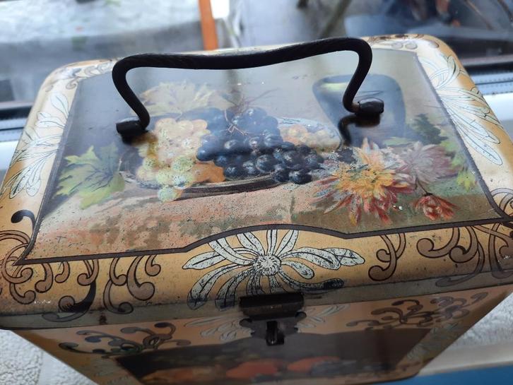 Schitterende antieke ijzeren kist of mand, Verzamelen, Blikken, Gebruikt, Koek(jes), Overige merken, Ophalen of Verzenden