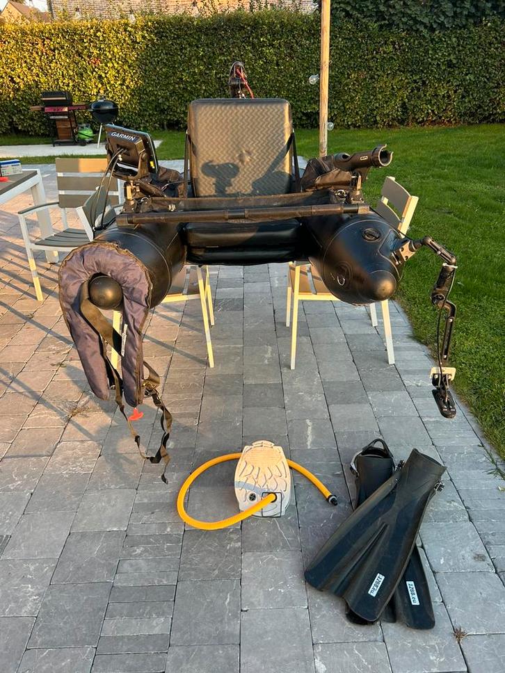 Bellyboat 12bb stealth, Watersport en Boten, Hengelsport | Roofvissen, Zo goed als nieuw, Complete set, Ophalen