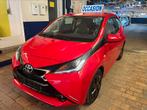 Toyota Aygo 1.0i 71 pk CarPlay Airco uit het jaar 2016, Auto's, Toyota, Voorwielaandrijving, Stof, Zwart, 4 cilinders