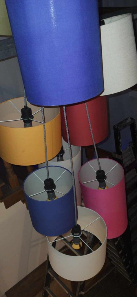 Moderne kleurrijke lange hanglamp / luster te koop., Huis en Inrichting, Lampen | Kroonluchters, Zo goed als nieuw, Stof, Overige materialen