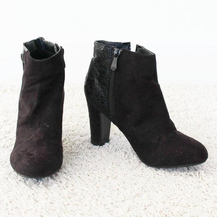 Mooie Zwart Suede Enkellaarsjes s27 (Maat 37) € 40,-, Kleding | Dames, Schoenen, Zo goed als nieuw, Lage of Enkellaarzen, Zwart