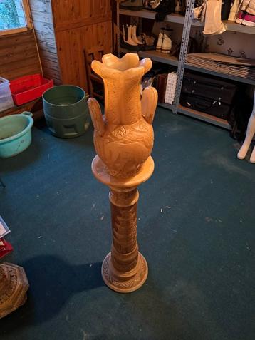 Grote decoratieve zuil met vaas beschikbaar voor biedingen