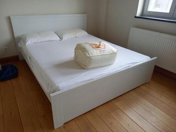 Tweepersoonsbed met matras, 2 kussens en dekbed beschikbaar voor biedingen