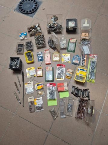  Gros lot bricolage – vis, clous, chevilles, quincaillerie beschikbaar voor biedingen