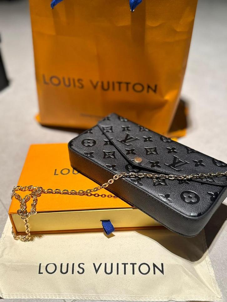 Nieuw in doos . Compleet met dustbag, tas van echt leder, Handtassen en Accessoires, Portemonnees, Nieuw, Leder, Ophalen of Verzenden