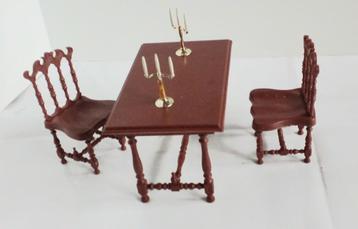 Sindy, salle à manger. Une table, deux chaises et chandelles beschikbaar voor biedingen