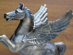 statue d un cheval cabré en fonte pat bronze avec des ailes., Jardin & Terrasse, Animal, Enlèvement ou Envoi, Métal, Neuf