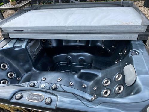 Niet werkende jacuzzi maar wel intacte badkuip, Tuin en Terras, Bubbelbaden en Hottubs, Gebruikt, Vast, Ophalen