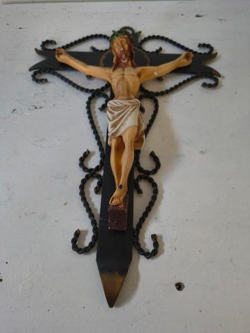 Vintage Christus beeld op smeedijzeren kruis  beschikbaar voor biedingen