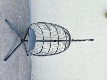 Hangstoel beschikbaar voor biedingen