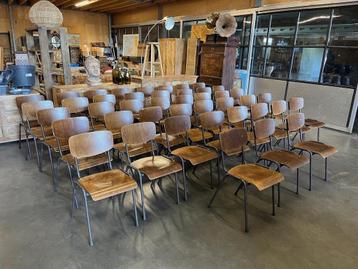 43 Industriele/Vintage Stoelen/Schoolstoelen beschikbaar voor biedingen