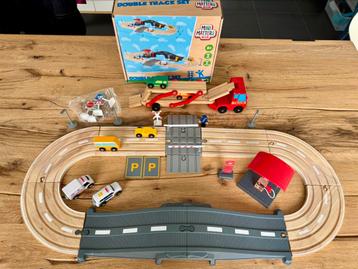 Circuit double voie en bois pour voitures.  beschikbaar voor biedingen