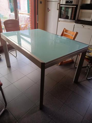 Mooie tafel beschikbaar voor biedingen
