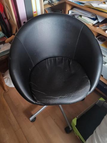 Zwarte bureaustoel van Ikea Skruvsta