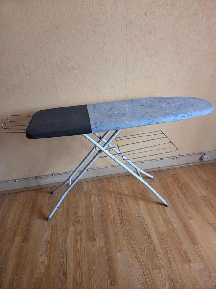 Opvouwbare strijkplank met opbergruimte, Elektronische apparatuur, Strijkijzers en Strijkplanken, Gebruikt, Ophalen
