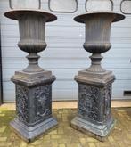 Set antieke gietijzeren vazen op zuil 2 meter hoog, Tuin en Terras, Ophalen of Verzenden, Zo goed als nieuw