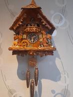 Belle horloge avec de nombreux personnages en mouvement, Antiquités & Art, Antiquités | Horloges, Enlèvement