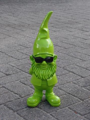 Tuinkabouter met zonnebril groen beschikbaar voor biedingen
