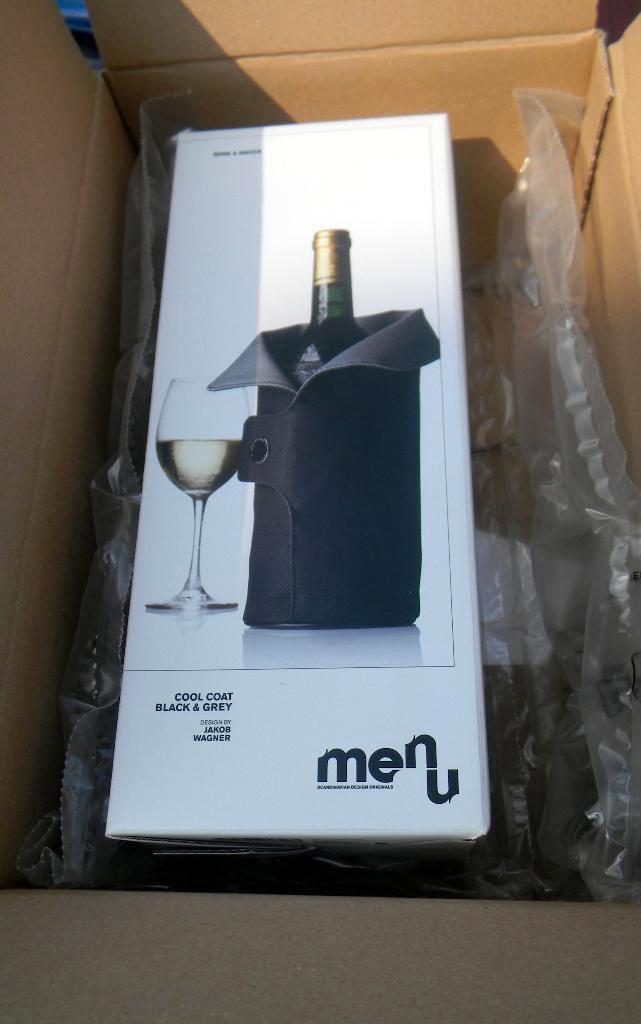 Cool coat black - porte-bouteilles, Maison & Meubles, Accessoires pour la Maison | Porte-bouteilles, Neuf, Moins de 5 bouteilles