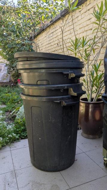 Grote vuilbakken - 3 stuks beschikbaar voor biedingen