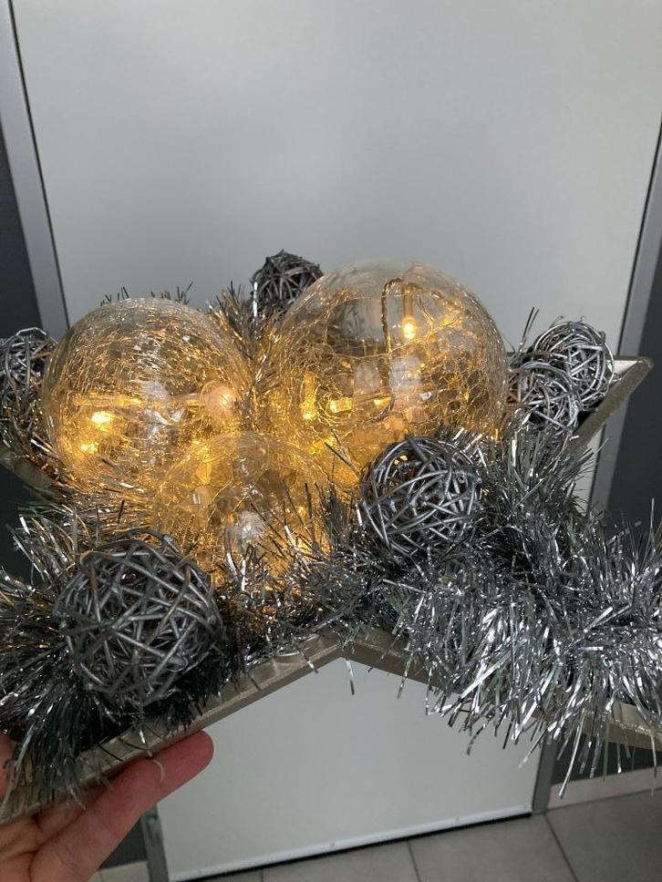 3 bollen met verlichting en versiering, Diversen, Kerst, Zo goed als nieuw, Ophalen of Verzenden